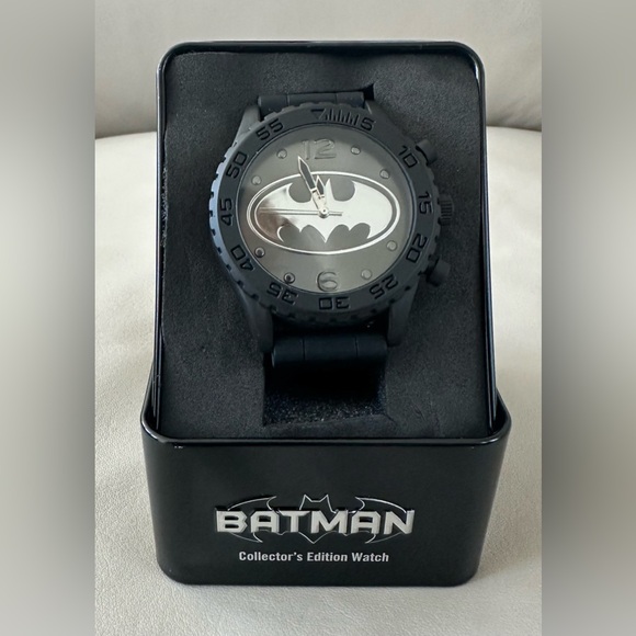 TM & DC Comics Shield Warner Bros. Entertainment INC Batman Watch ~New~ - Picture 2 of 14